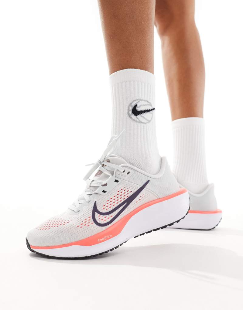 Nike Running Quest 6 sneakers in white and pink Nike