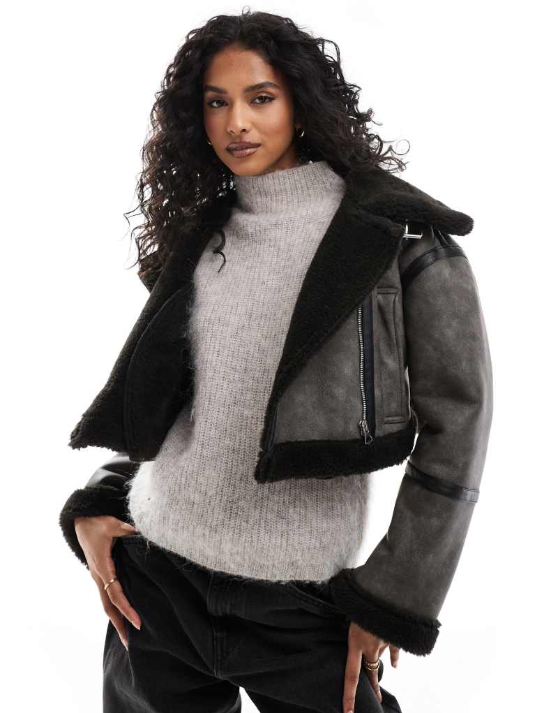 Женская Куртка Pull&Bear С Contrast Faux Shearling Воротником В Изношенном Сером Цвете Pull&Bear