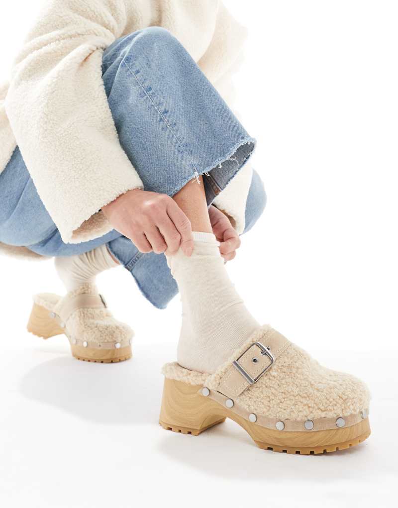 Stradivarius faux fur detail clogs in beige Stradivarius