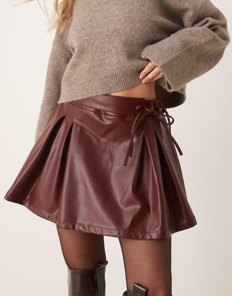 Женская Юбка ASOS DESIGN leather look pleated mini skirt в бордовом цвете Asos Design