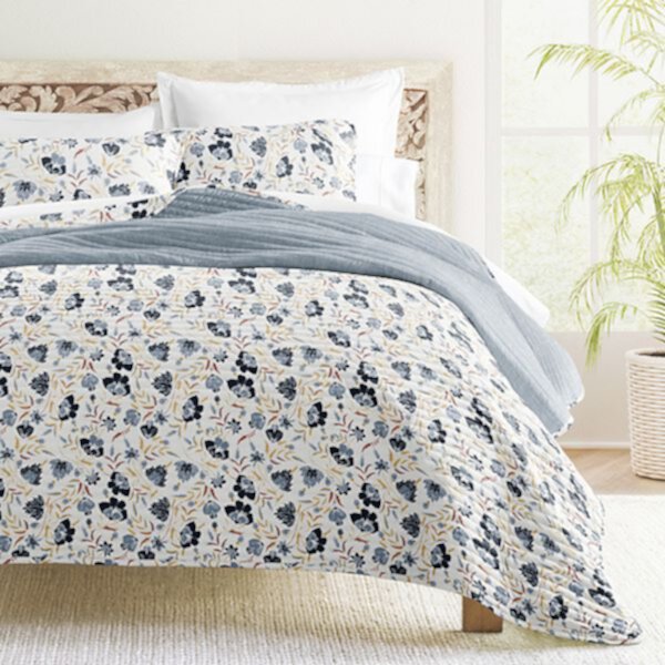 Home Collection French Jacobean Reversible All Season Down-Alternative Quilt Set Home Collection