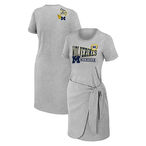 Женское серое платье-футболка WEAR by Erin Andrews с узлом и логотипом Michigan Wolverines WEAR by Erin Andrews