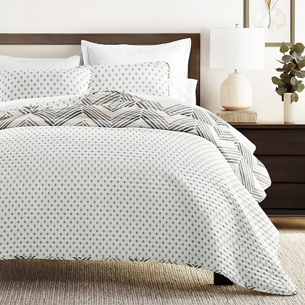 Home Collection All Season Diamond Chevron Reversible Quilt Set with Shams Home Collection