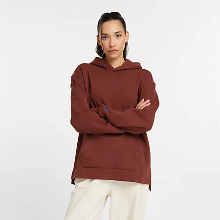 Стильное oversized худи New Balance из хлопкового флиса с капюшоном и длинными рукавами, с embossing эффектом New Balance