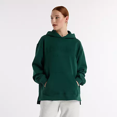 Стильное oversized худи New Balance из хлопкового флиса с капюшоном и длинными рукавами, с embossing эффектом New Balance