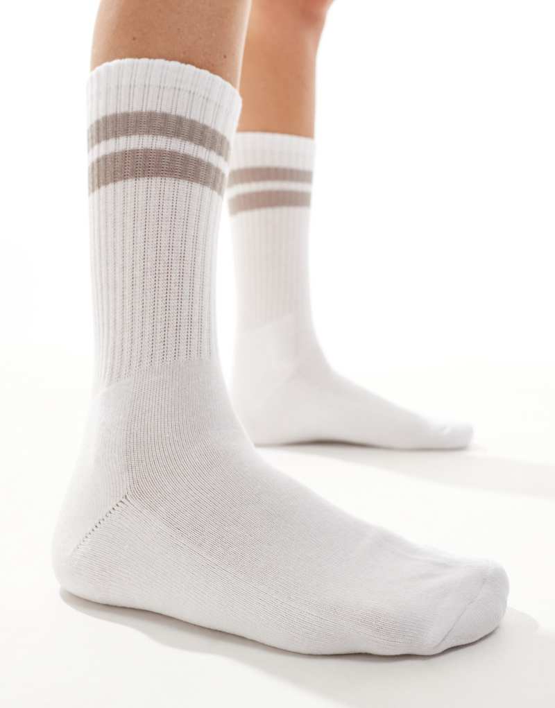 Vero Moda sporty ribbed socks in white and brown VERO MODA