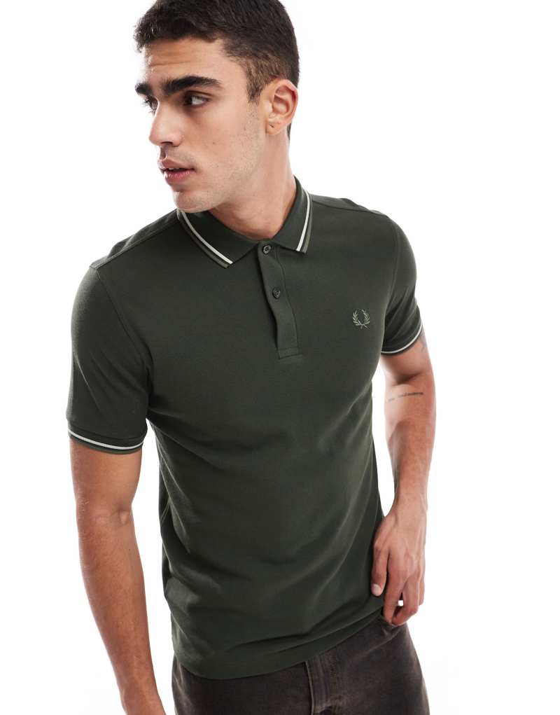 Поло Fred Perry хаки с короткими рукавами и двусторонним кантом и вышивкой Fred Perry