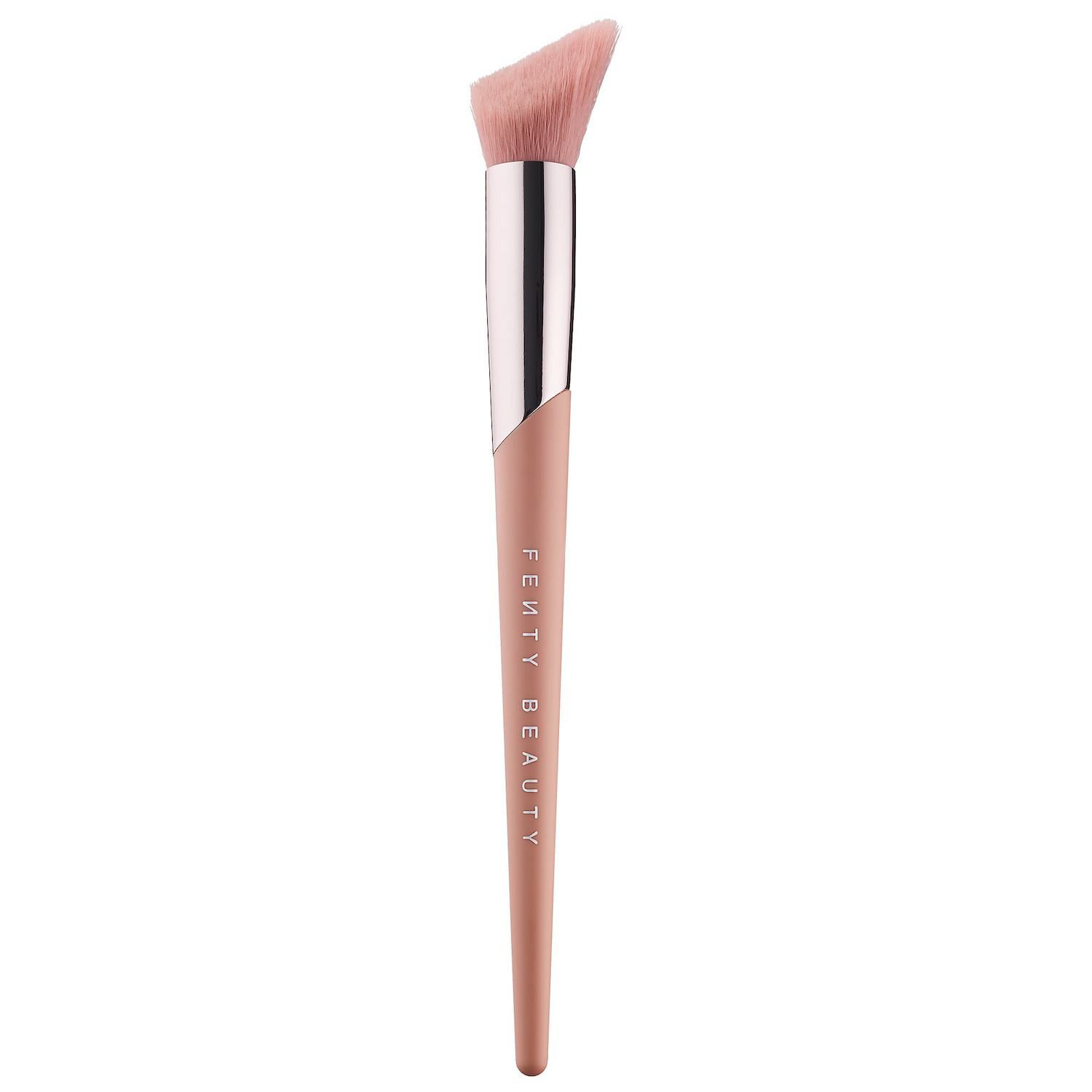 Кисть для хайлайтера Cheek-Hugging Highlight Brush 120, синтетическая, без парабенов, с уникальным дизайном Fenty