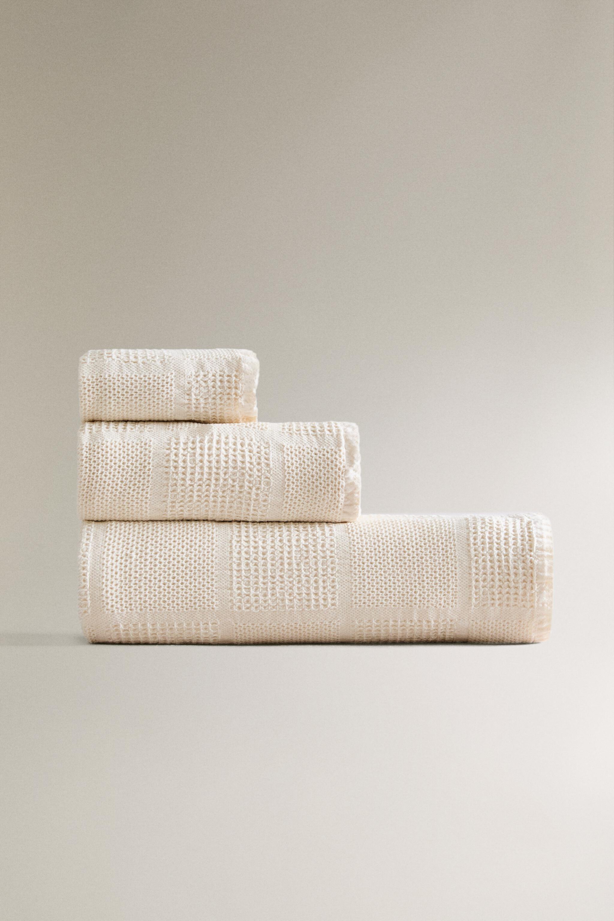 WAFFLE-TEXTURE PATCHWORK BATH TOWEL Zara Home