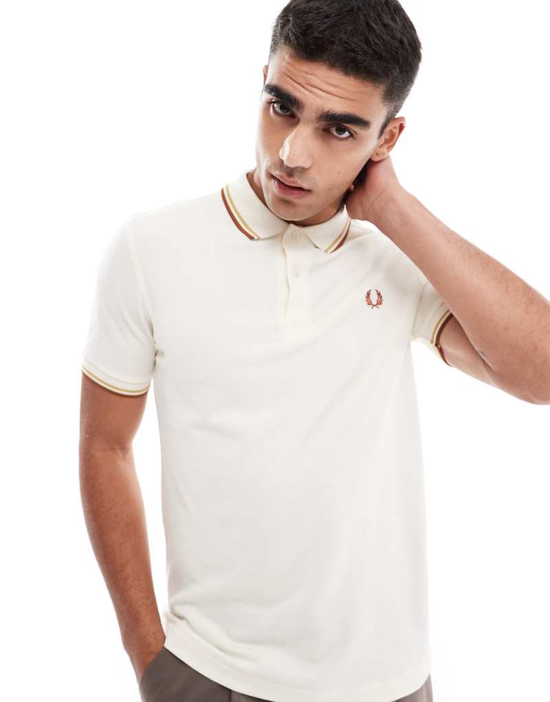 Хлопковое поло с двойной окантовкой Fred Perry в экрю и коричневом цветах Fred Perry