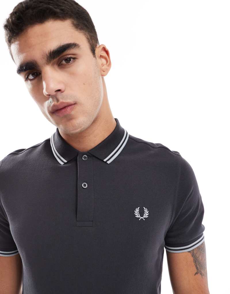 Темно-серая поло Fred Perry с полосатым кантом и вышитым логотипом Fred Perry