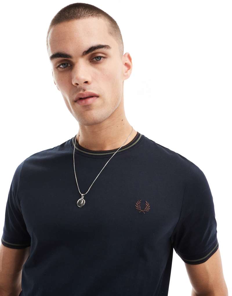 Футболка Fred Perry с двойными полосками, свободный крой, круглый вырез, вышивка логотипа на груди Fred Perry