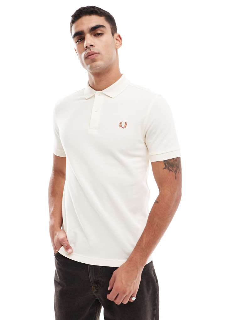 Поло Fred Perry светлого цвета с вышитым на груди логотипом и классическим воротником Fred Perry