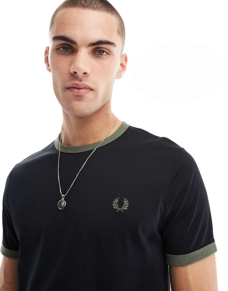 Черная футболка Fred Perry с зеленой окантовкой, классический крой, короткие рукава, вышивка Fred Perry