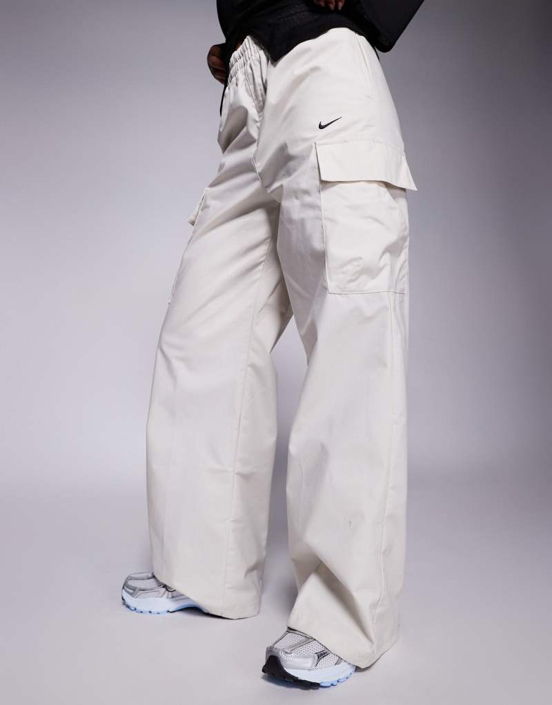 Nike Essential woven cargo pants in beige Nike