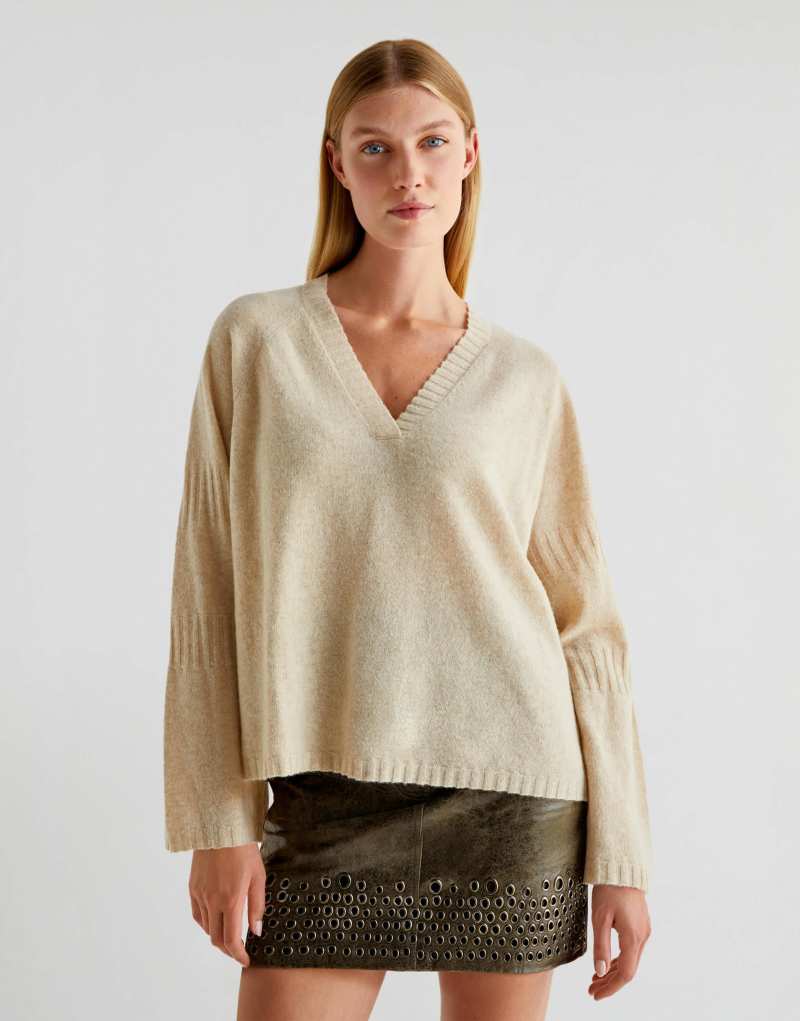 Scalpers joy v sleeve sweater in ecru Scalpers