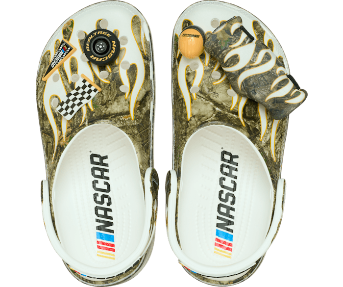 Классические кроксы Crocs NASCAR Realtree с уникальными чармами Jibbitz™ и держателем для напитков Crocs