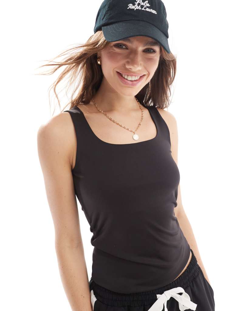 Pieces seamless slinky reversible tank top in black Pieces