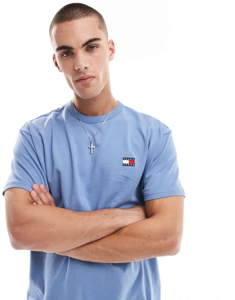 Tommy Jeans relaxed badge T-shirt in blue Tommy Jeans