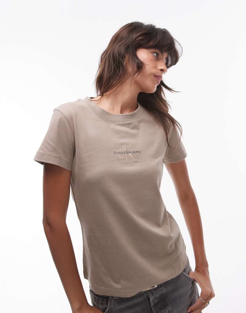 Calvin Klein Jeans monologo slim T-shirt in taupe Calvin Klein