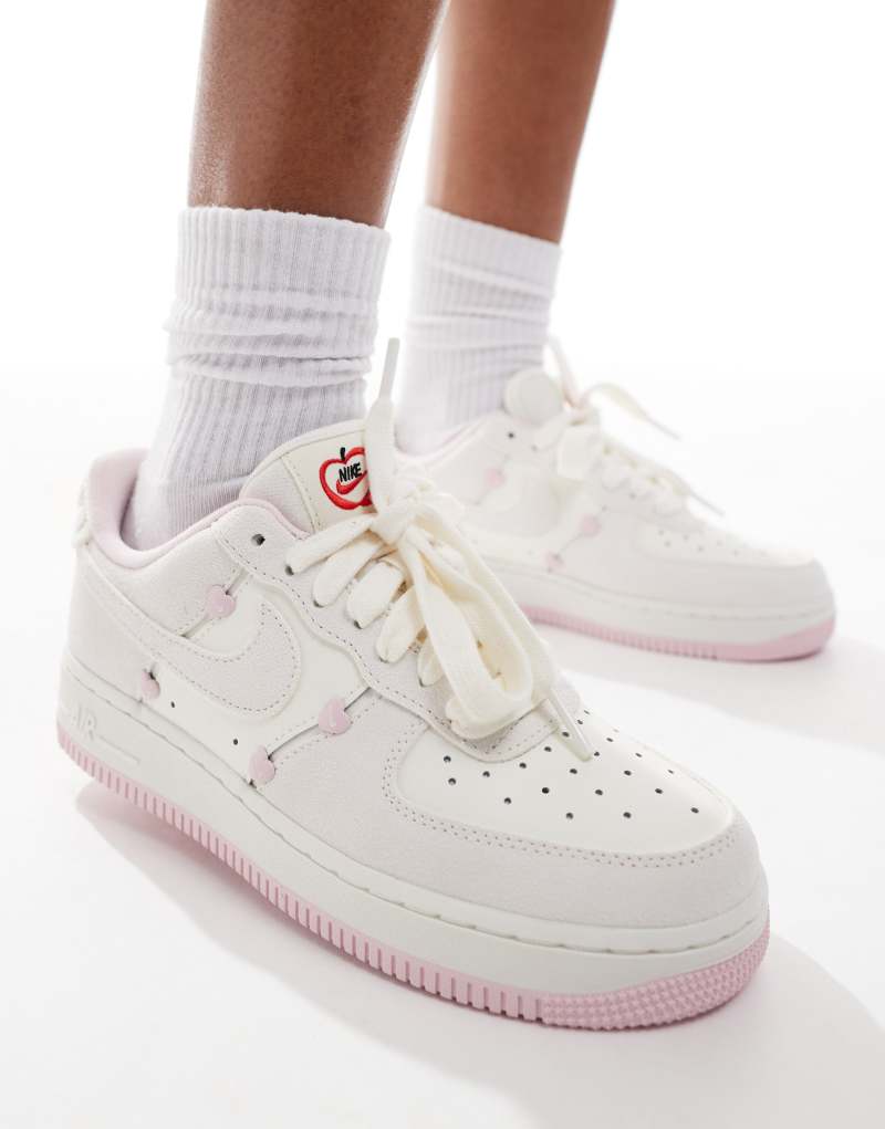 Кроссовки Nike Air Force 1 '07 с амортизацией Air, кожаным верхом и низким профилем Nike