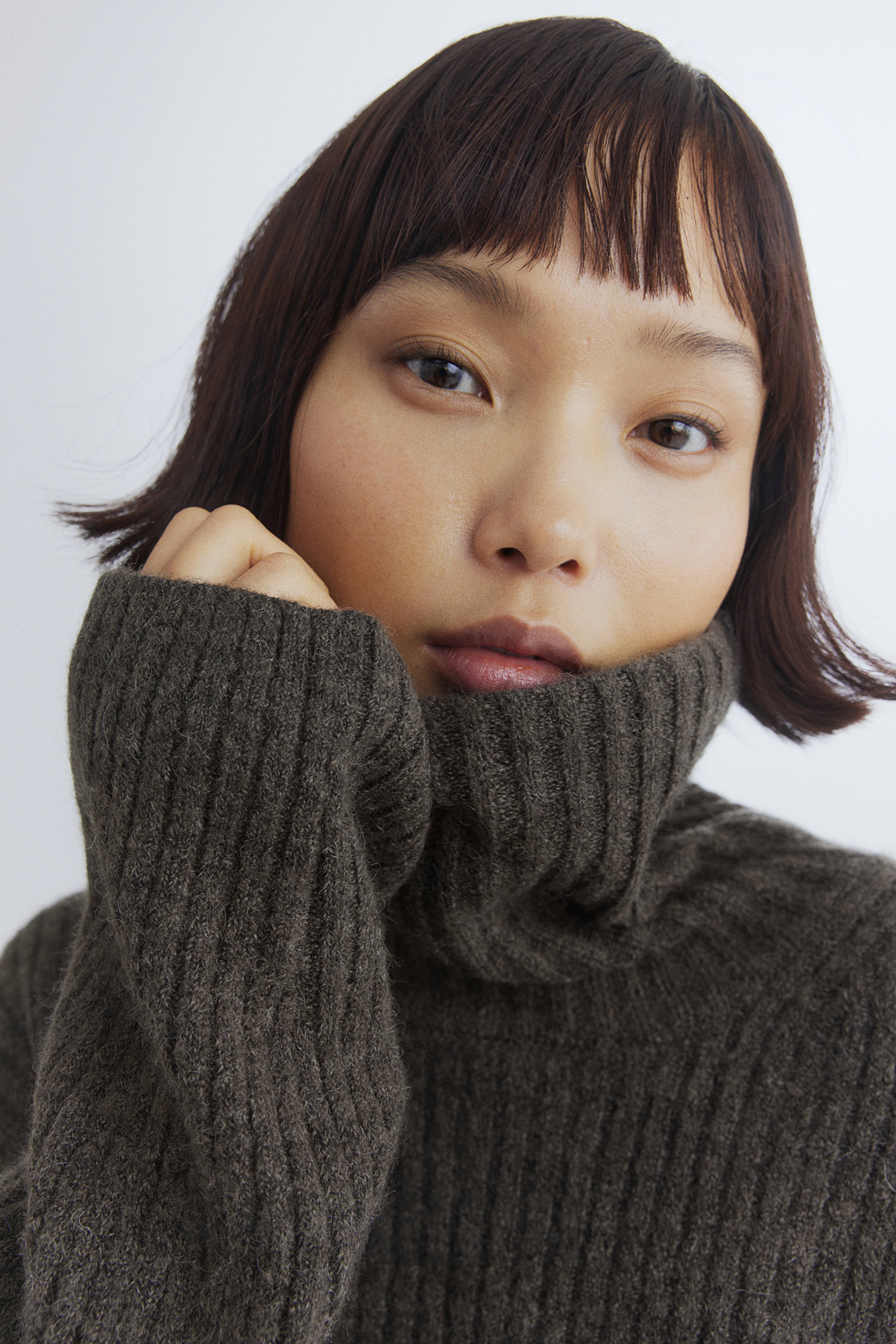 MAMA Rib-Knit Turtleneck Sweater H&M